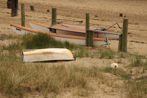 Foto boot, das am strand vor dem himmel verankert ist