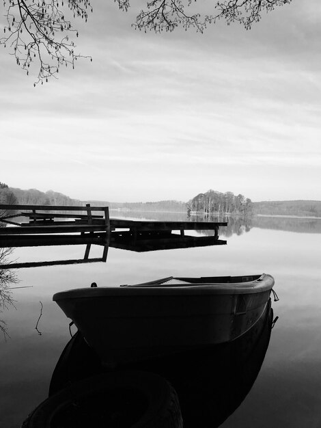 Foto boot, das auf dem see vor dem himmel verankert ist