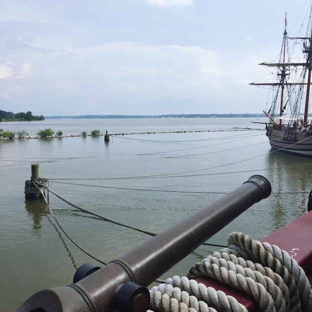 Foto boot, das auf see segelt