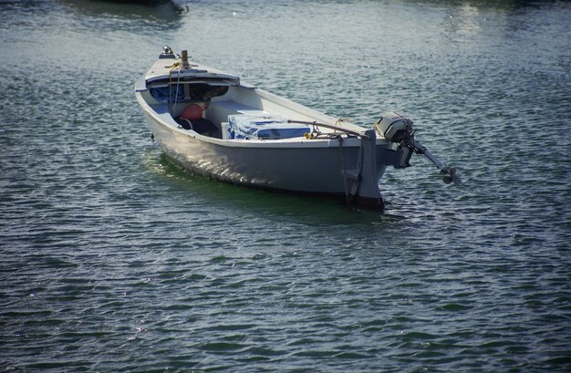 Boot, das auf See segelt