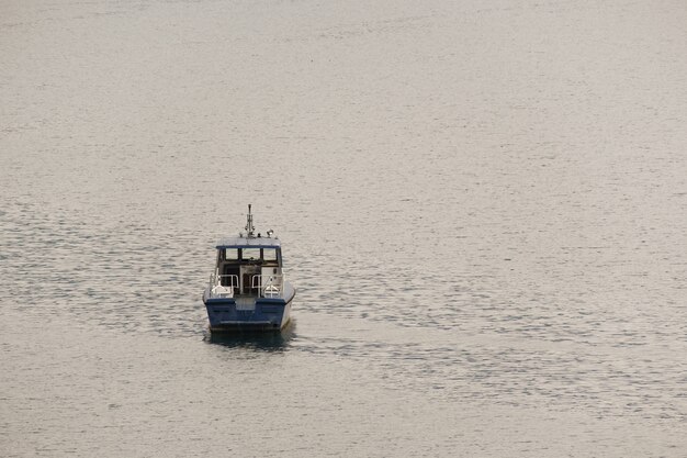 Boot, das in See schwimmt