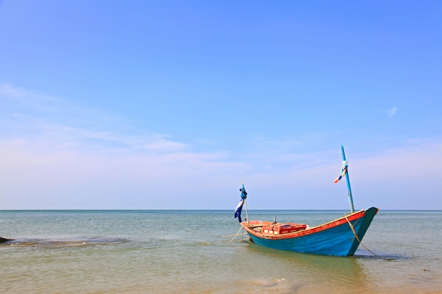 Boot des langen Schwanzes auf dem Strand, Thailand