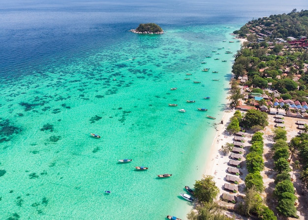 Boot des langen Schwanzes auf tropischem Meer des Smaragds in Lipe-Insel