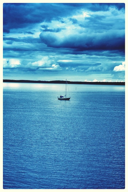 Foto boot gegen den himmel im blauen meer