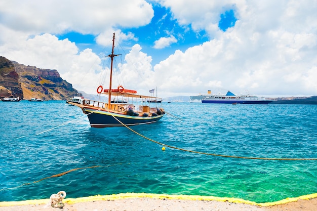 Boot im Hafen der Insel Santorini, Griechenland. Wunderschöne Meeresküste mit türkisfarbenem Wasser