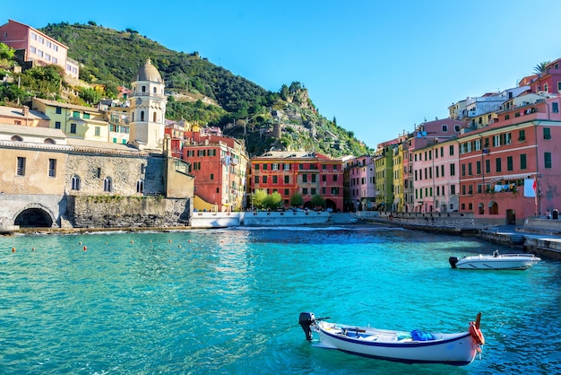 Boot im Hafen von Vernassa Ligurische Küste von Italien Nationalpark Cinque Terre Boot auf dem Blau des Meeres Mittelalterliche Stadt am Meer Malerischer Blick auf den Jachthafen In einem farbenfrohen Fischerdorf