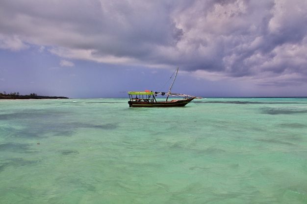 Boot im Indischen Ozean von Sansibar, Tansania