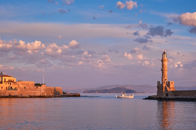 Boot im malerischen alten Hafen von Chania, Insel Kreta. Griechenland