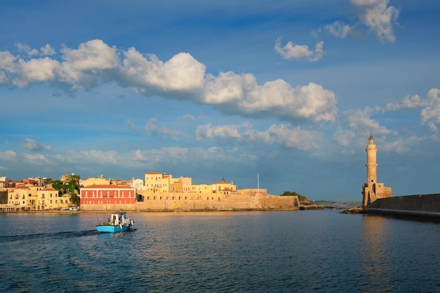 Boot im malerischen alten Hafen von Chania-Kreta-Insel Griechenland