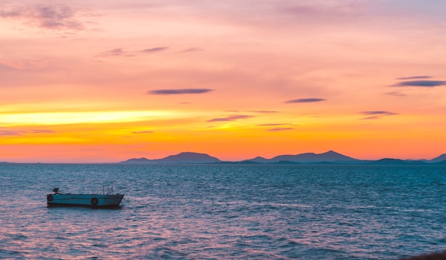 Boot im Meer bei Sonnenuntergang