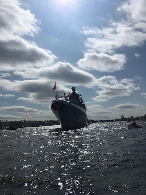 Boot im Meer gegen den Himmel