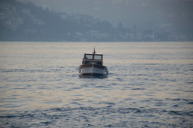 Boot im Meer gegen den Himmel