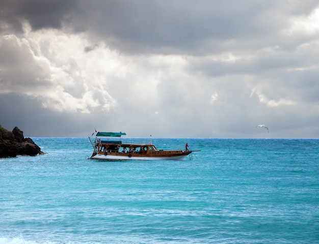 Boot im Meer und im stürmischen Himmel