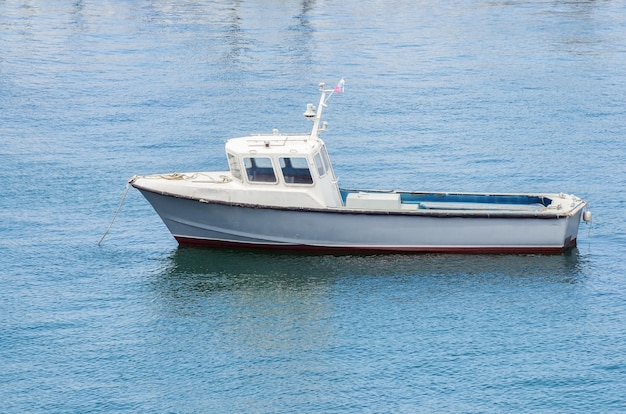 Boot im Meer verankert