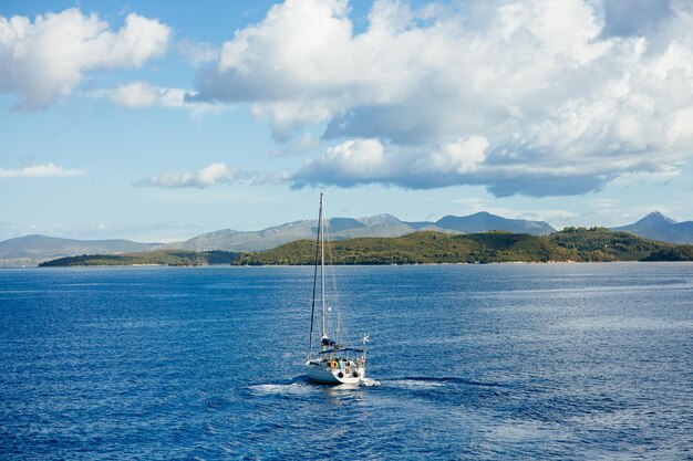 Boot im Mittelmeer an einem schönen Tag mit blauem Himmel