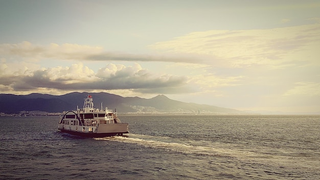 Boot im ruhigen Meer gegen den Himmel