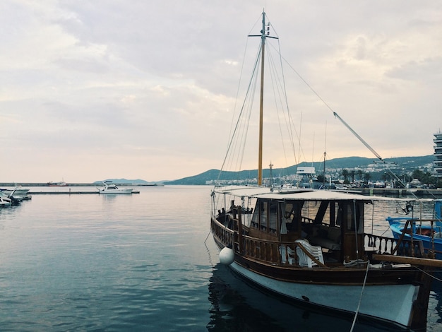 Boot im ruhigen See gegen den Himmel