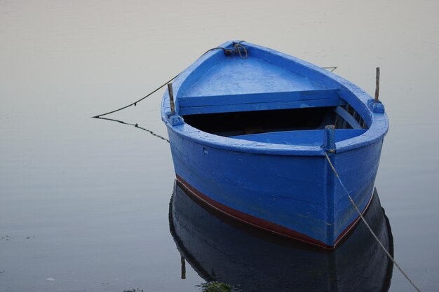 Boot im See festgemacht