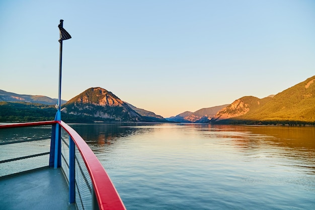Boot im See gegen klaren Himmel