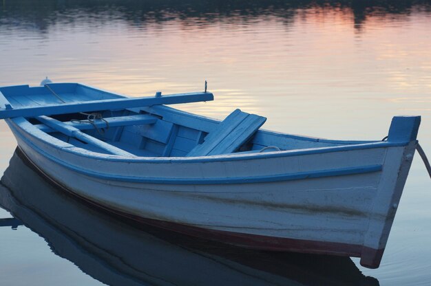 Boot im See vor dem Himmel verankert