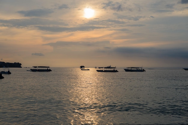 Boot im Wasser bei Sonnenuntergang, Meer, Hintergrund.