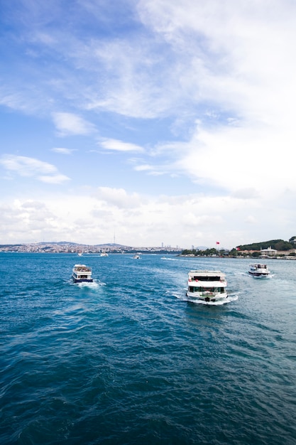 Boot in Bosphorus-Straße in Istanbul, die Türkei