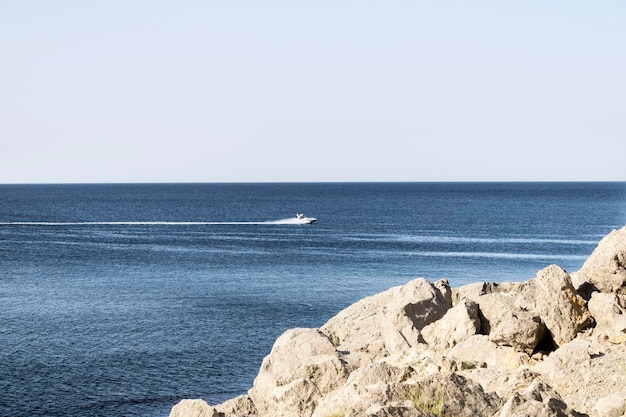 Boot in der Meeresbucht am Fuße der Berge an einem Sommertag