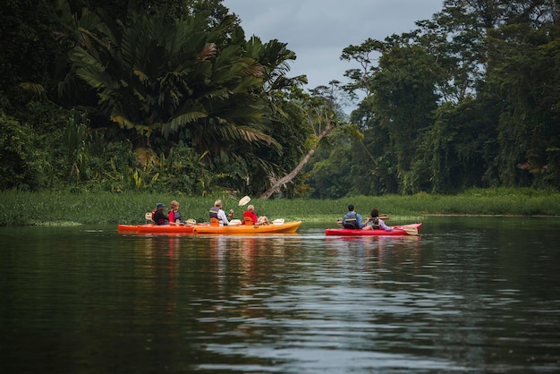 Boot mit einer Touristengruppe, die durch den Tortuguero-Kanal navigiert