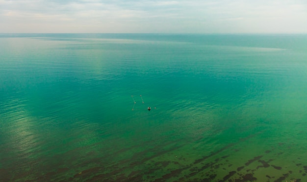 Boot mit fischern fischer im boot überprüfen sie die netze wassertransport und sommerfreizeit