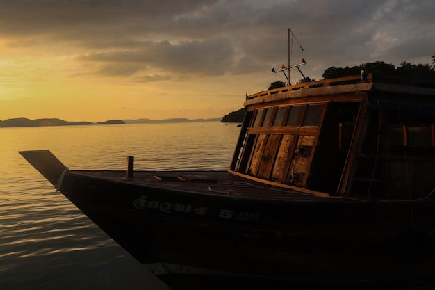 Boot mit Sonnenuntergang