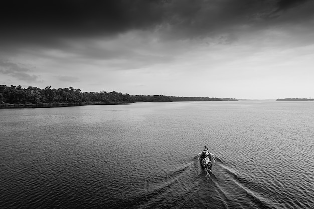 Boot mit Touristen auf dem Amazonas-Fluss hochwertiges Foto