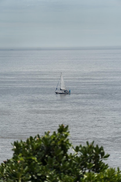 Boot segeln durch das Meer in der Nähe von Joatinga Strand, Rio de Janeiro, Brasilien. Selektiver Fokus.