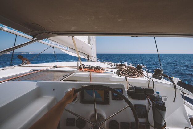 Boot segelt auf dem Meer gegen den Himmel