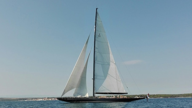 Boot segelt auf dem Meer gegen den Himmel