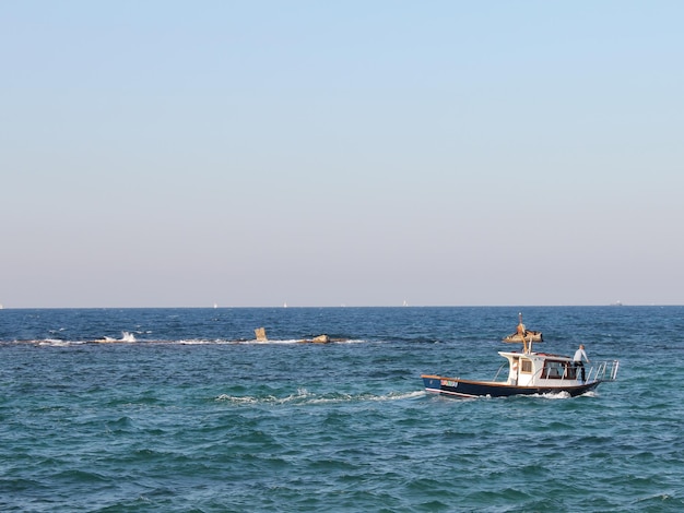 Boot segelt im Meer