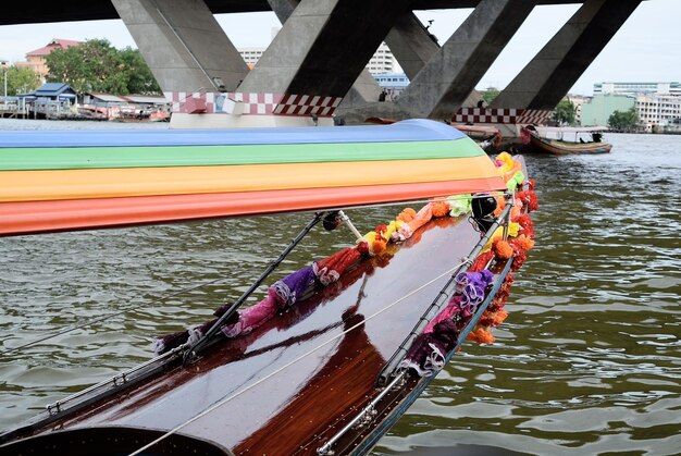Boot über eine Flussbrücke