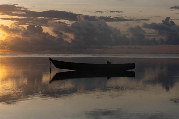 Foto boot und seine reflexion