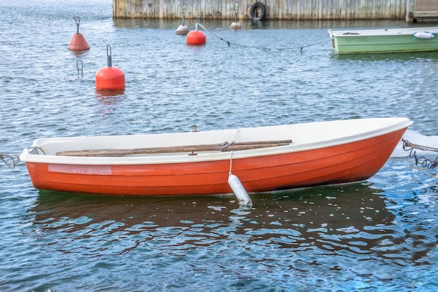 Boot von roter Farbe am Pier in der Bucht