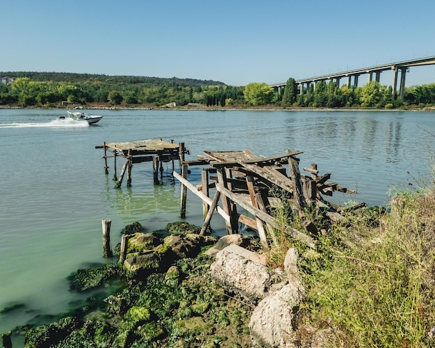 Foto boot zwischen brücke und pier