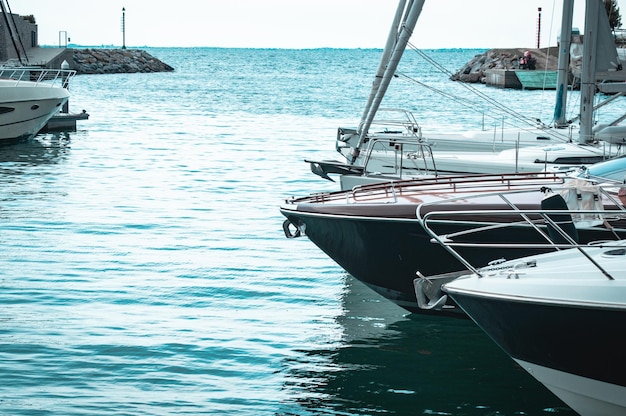 Boote am Pier vor dem Meereshorizont