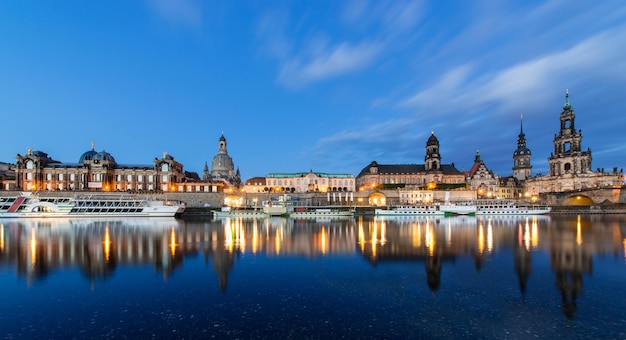 Boote an der Dresdner Frauenkirche in der Dämmerung