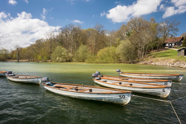 Boote auf dem Bewl-Wasserreservoir in High Weald Kent, Großbritannien