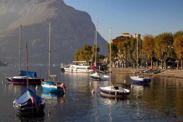 Boote auf dem Comer See bei Lecco