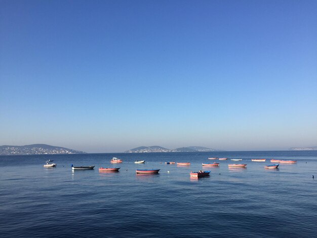 Foto boote auf dem meer gegen den klaren blauen himmel