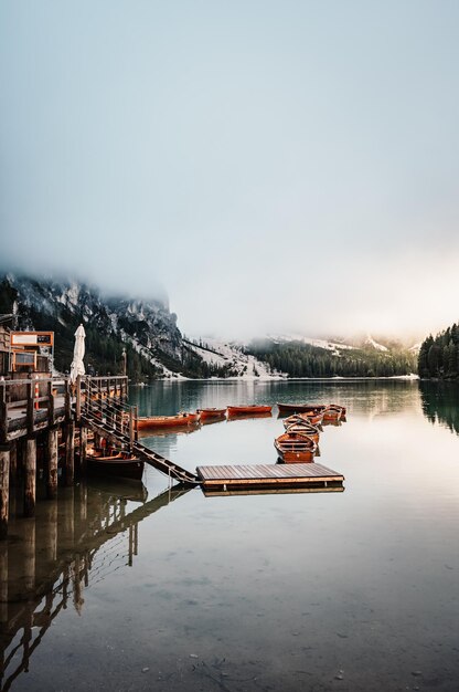 Boote auf dem Pragser Pragser Wildsee in den Dolomiten Sudtirol Italien Dolomit