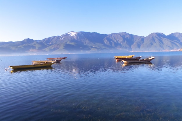 Foto boote auf dem see vor klarem himmel.