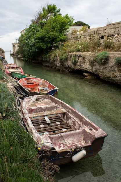 Boote auf dem Witz im Kanal, ein Fischerdorf Torre Colimena, Italien