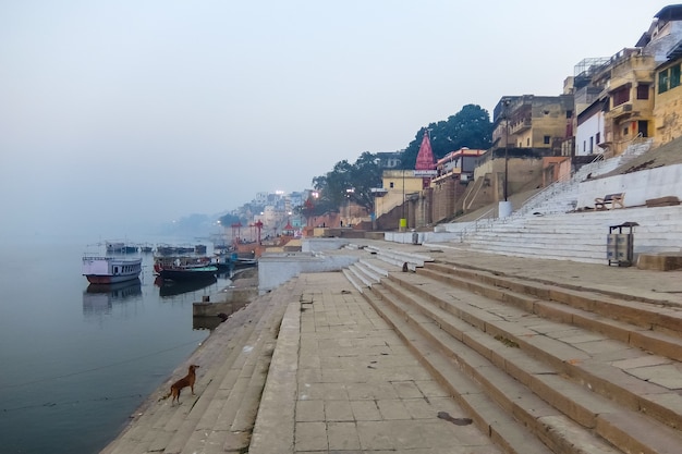 Boote auf den Ghats von Varanasi Indien