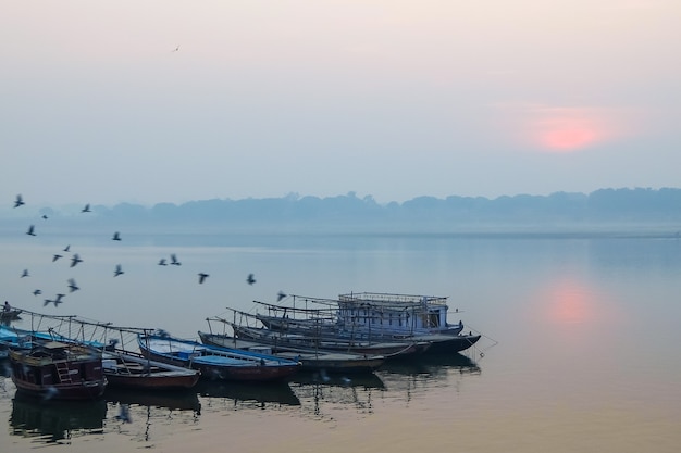 Boote auf den Ghats von Varanasi Indien