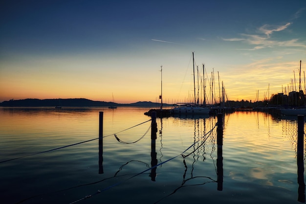 Boote auf Docksonnenuntergang